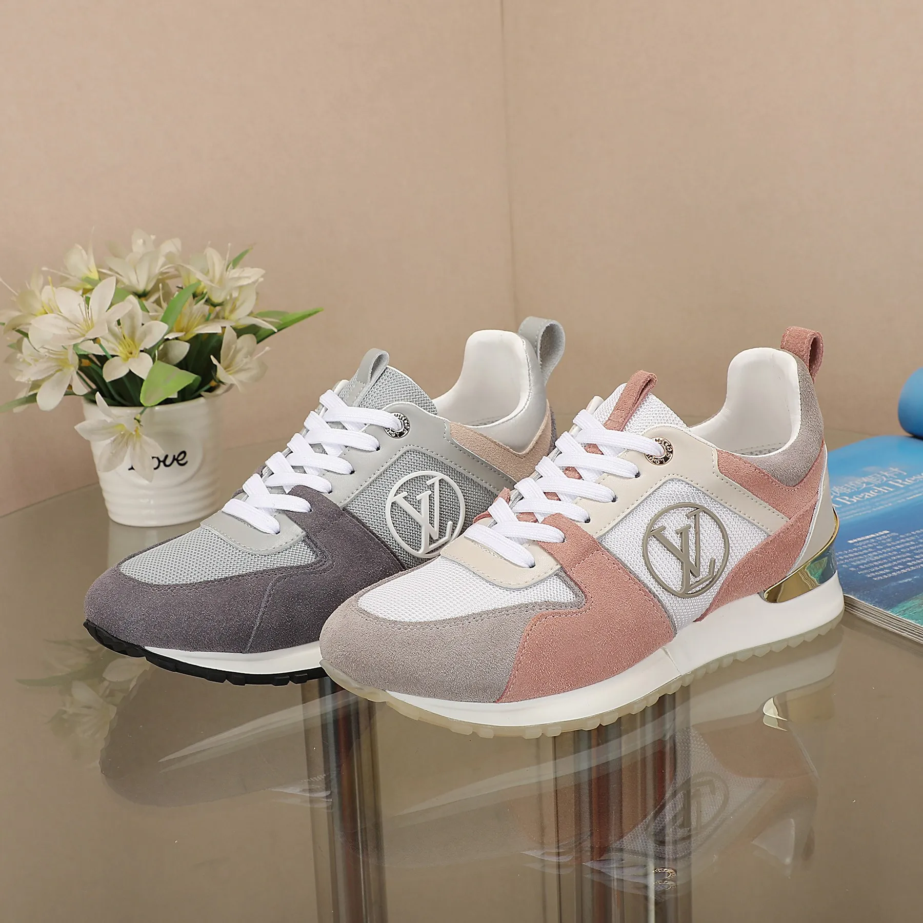 👟👟Ex-factory price 400👟👟 Men's size +10 🔥🔥🔥4046 Louis Vuitton official website synchronized sneakers, this Run Away sneaker is inspired by running shoe design, highlighting Louis Vuitton's iconic tone, technical mesh fabric mixed with suede and metallic cow leather, with wedge-shaped rubber outsole, LV letters written on the side, LV engraved on the metal shock-absorbing structure Circle logo, hidden insole subtly increases the height, reproduces the classic design of Louis Vuitton shoe series. The code number is 35-42 for women and 39-46 for men.